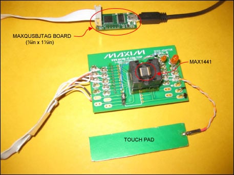图2. MAX1441应用电路板和MAXQUSBJTAG-KIT连接配置