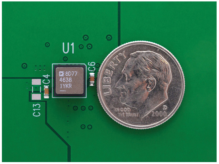 図2. LTM4638を使用したDC2665A-Bデモ・ボード上の小型15ADC/DC μModuleレギュレータ・ソリューション。写真には入力コンデンサと出力コンデンサが示されていますが、他に数個のセラミック・コンデンサと抵抗がボード裏面に配置されています。