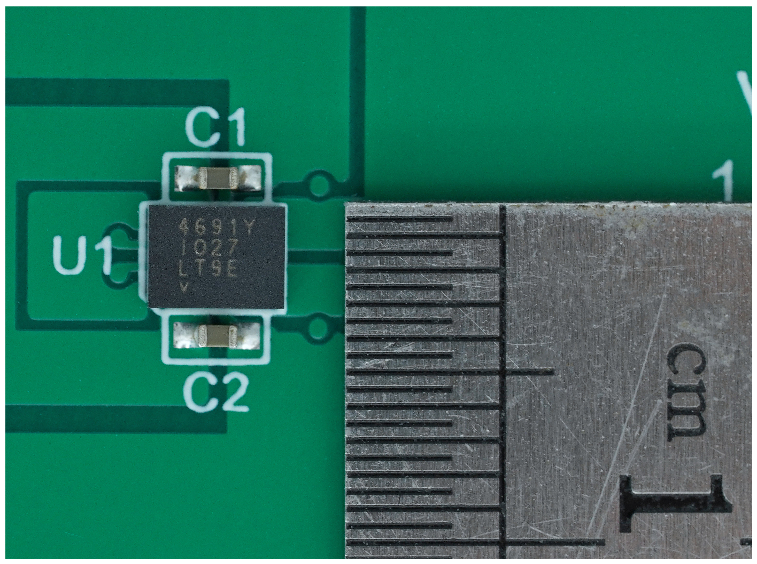 図2 DC2910Aデモ・ボード上の小型LTM4691。図示されている2個の入力コンデンサの他に、出力電圧設定抵抗と2個のコンデンサがボード裏面に配置されています。