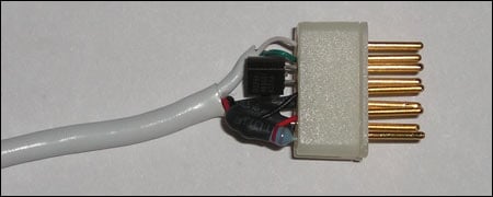 図2. TO92 1-Wireデバイスを内蔵したDB9コネクタの射出成形前。