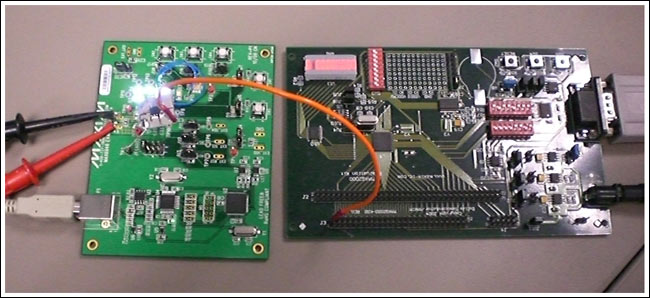 Figure 2. The experiment setup with the MAXQ2000-KIT on the left and the MAX6948 on its board at the right.