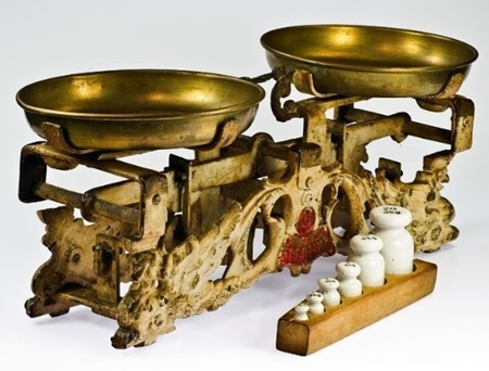 図 11. CORDIC の演算手順は天秤と分銅による重量計測と同じ (Old two pan balance, Nikodem Nijaki, Jan. 29 2011, Wikimedia Commons, https://commons.wikimedia.org/wiki/File:Balance_scale_ IMGP9728.jpg?uselang=ja)