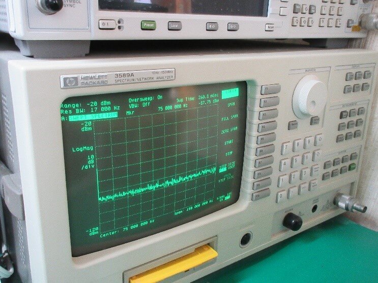 図 2. 150MHz までなら伝送特性(トランスミッション)を測定できる HP 3589A