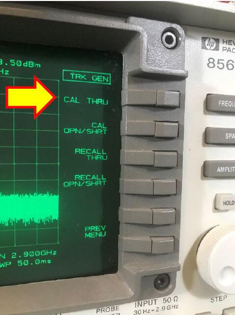 図 15. 8560E をトラジェネとして活用するときのトランスミッション(スルー)校正。TRK GEN(Tracking Generator という表示が見える)