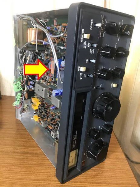 図 18. ヤフオ◎で落札した JRC NRD-515。「電源入りません、完全ジャンク」という商品。外観は美品ともいえるほどキレイ。ただいま電源のトラブルシュート中の写真。矢印の部分が国際電気の 455kHz SSB 用メカニカル・フィルタ。時代を感じる「メカフィル」です…。そのすぐ右の青い 4mm カード・スロットが CW オプションのカードエッジ基板の挿入部分。(ここは何とかしたい!)