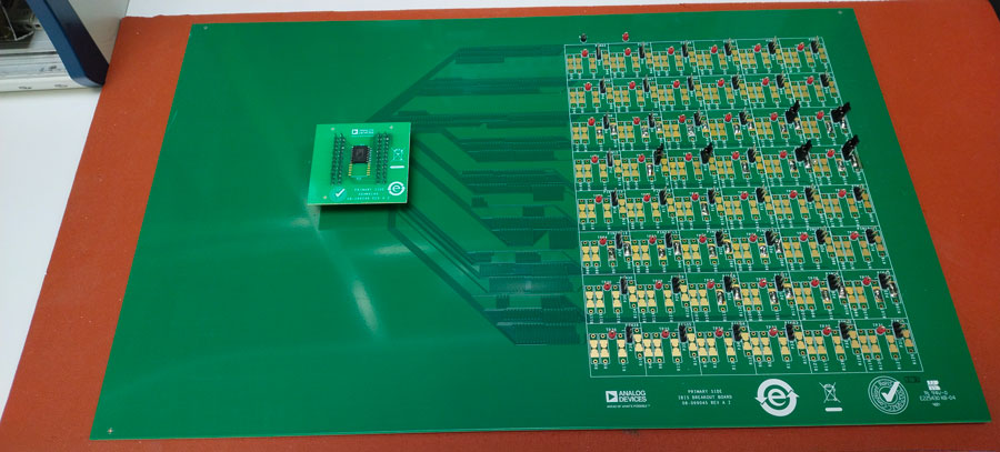 図4. 実測を行うための専用ボード。IBISモデルの作成に向けて使用します。